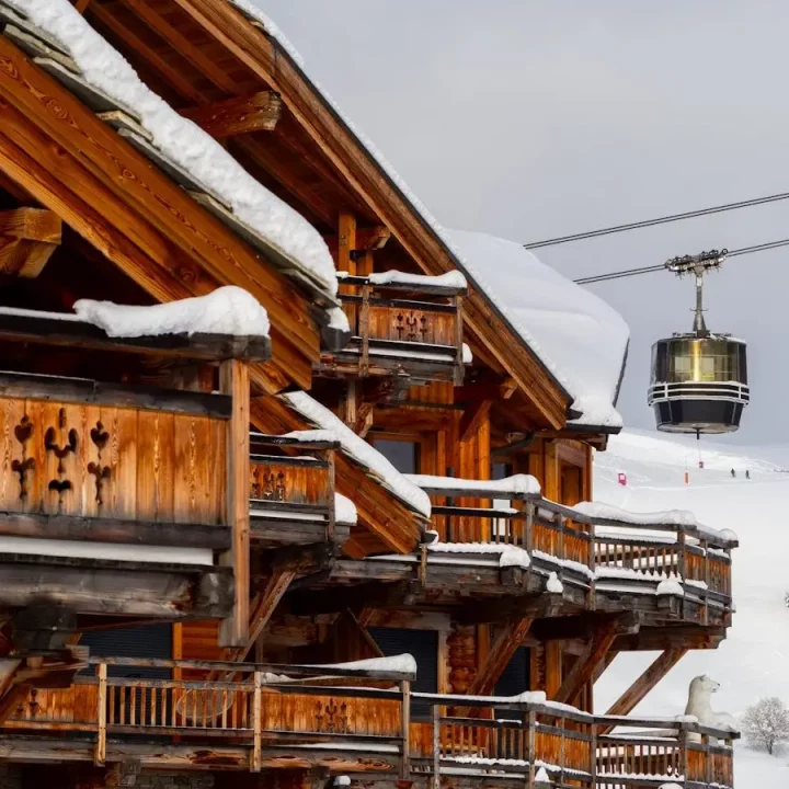 a ski lift is in the sky above a building